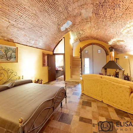 La Grotta Nel Fienile * Lari